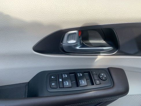 Used 2017 Chrysler Pacifica Touring-L Plus w/ Tire & Wheel Group image 17