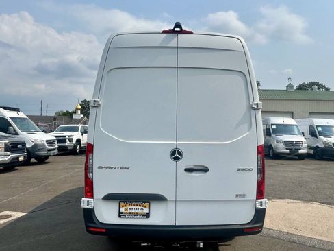 Used 2021 Mercedes-Benz Sprinter 2500 image 4