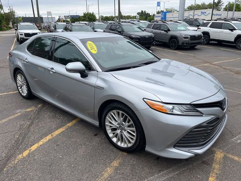 Used 2018 Toyota Camry XLE FWD image 3