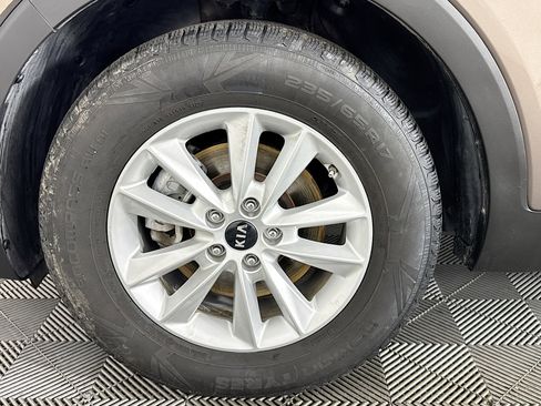 Used 2019 Kia Sorento LX image 40