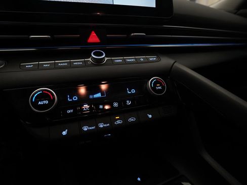 Used 2024 Hyundai Elantra Limited FWD image 19