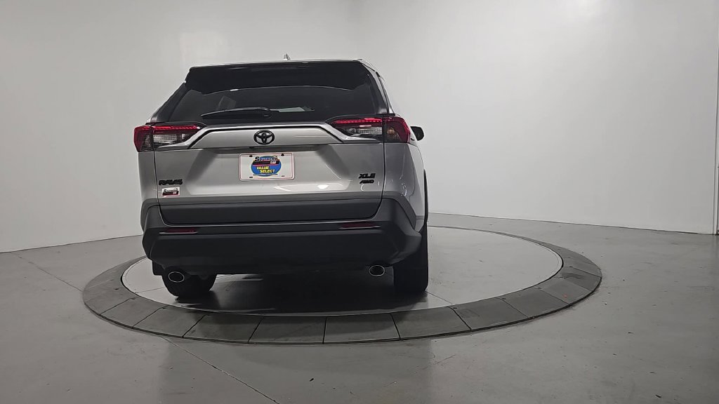 Used 2020 Toyota RAV4 XLE w/ Convenience Package AWD/4WD image 4