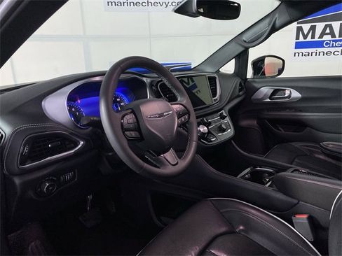 Used 2025 Chrysler Pacifica Limited image 15