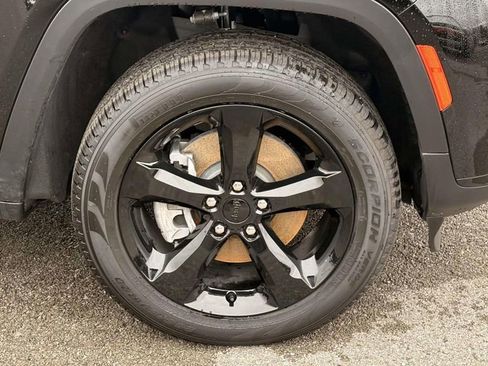 New 2025 Jeep Grand Cherokee L Limited w/ Black Appearance Package AWD/4WD image 11