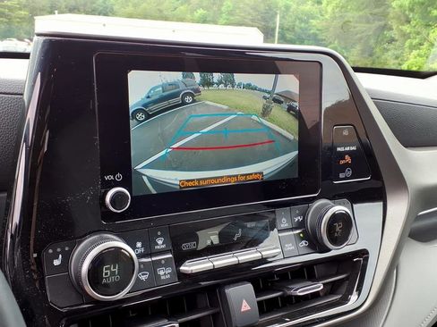 Used 2023 Toyota Highlander XLE FWD image 20