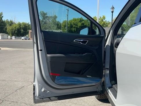 Certified 2025 Kia Sportage X-Pro image 3