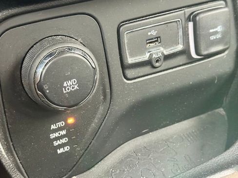 Used 2015 Jeep Renegade Latitude image 12