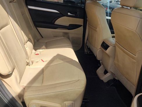 Used 2016 Toyota Highlander XLE w/ Four Season Floor Mat Package AWD/4WD image 18