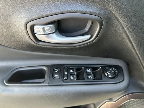 Used 2023 Jeep Renegade Latitude image 8