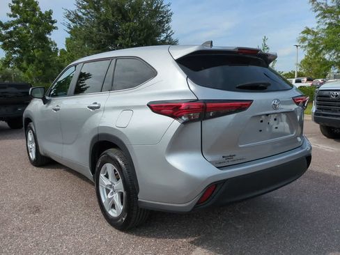 Used 2023 Toyota Highlander LE FWD image 4