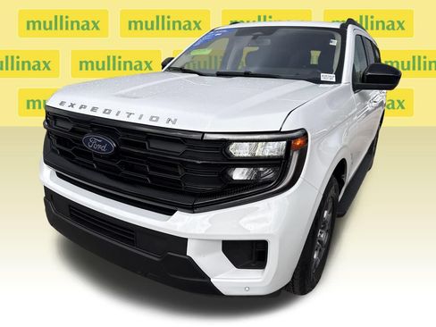 Used 2025 Ford Expedition Active RWD image 10