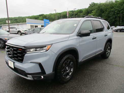 Certified 2025 Honda Pilot TrailSport image 1
