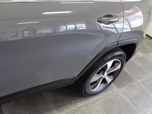 Used 2021 Jeep Cherokee Limited w/ Elite Package AWD/4WD image 38