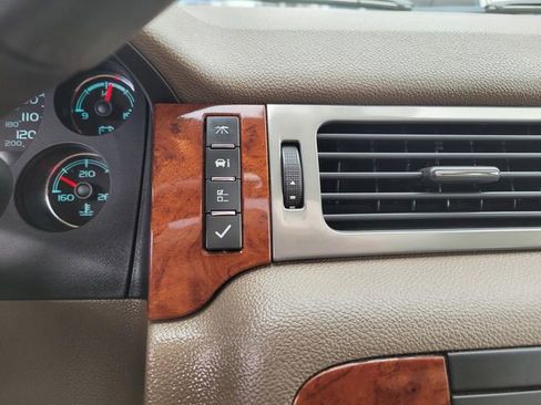 Used 2013 Chevrolet Avalanche LTZ image 27