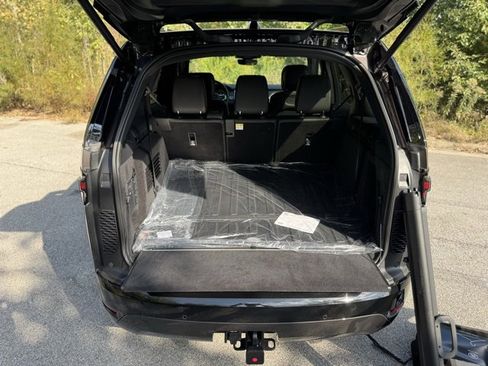 New 2026 Land Rover Discovery Dynamic SE image 7