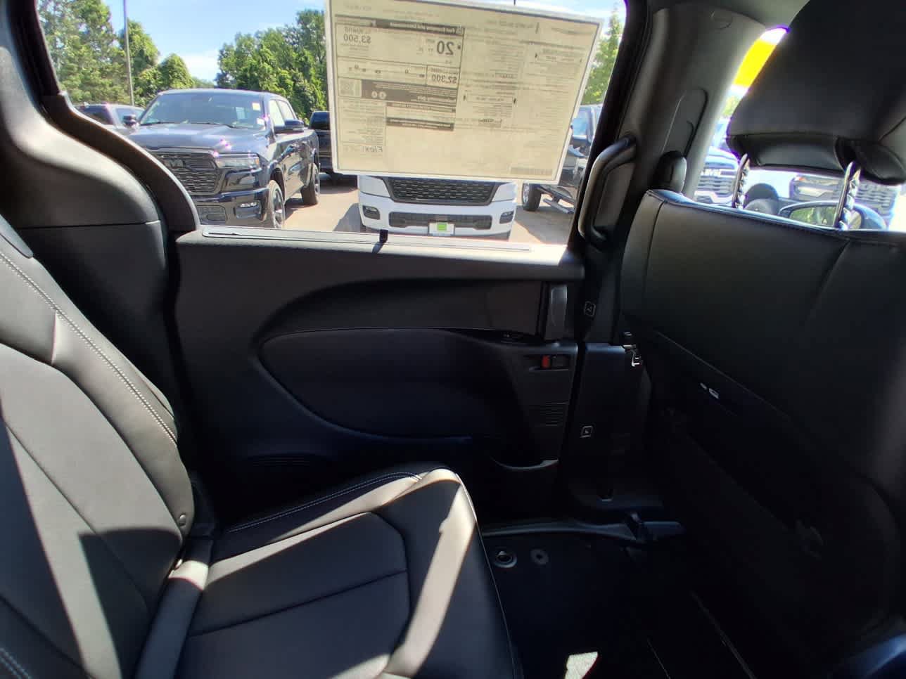 New 2027 Chrysler Pacifica Select AWD/4WD image 12