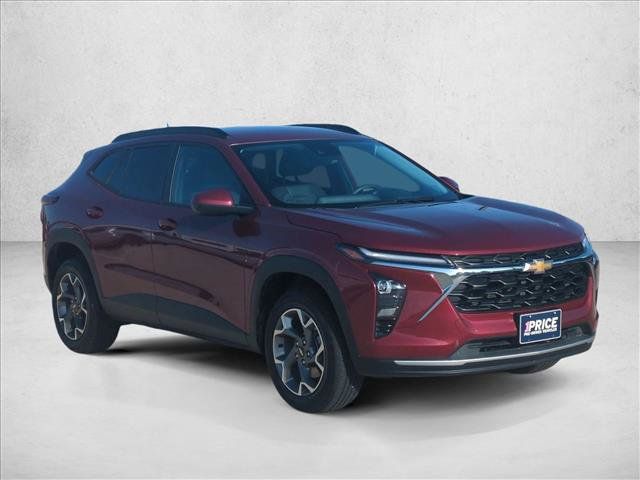 Used 2025 Chevrolet Trax LT FWD image 3