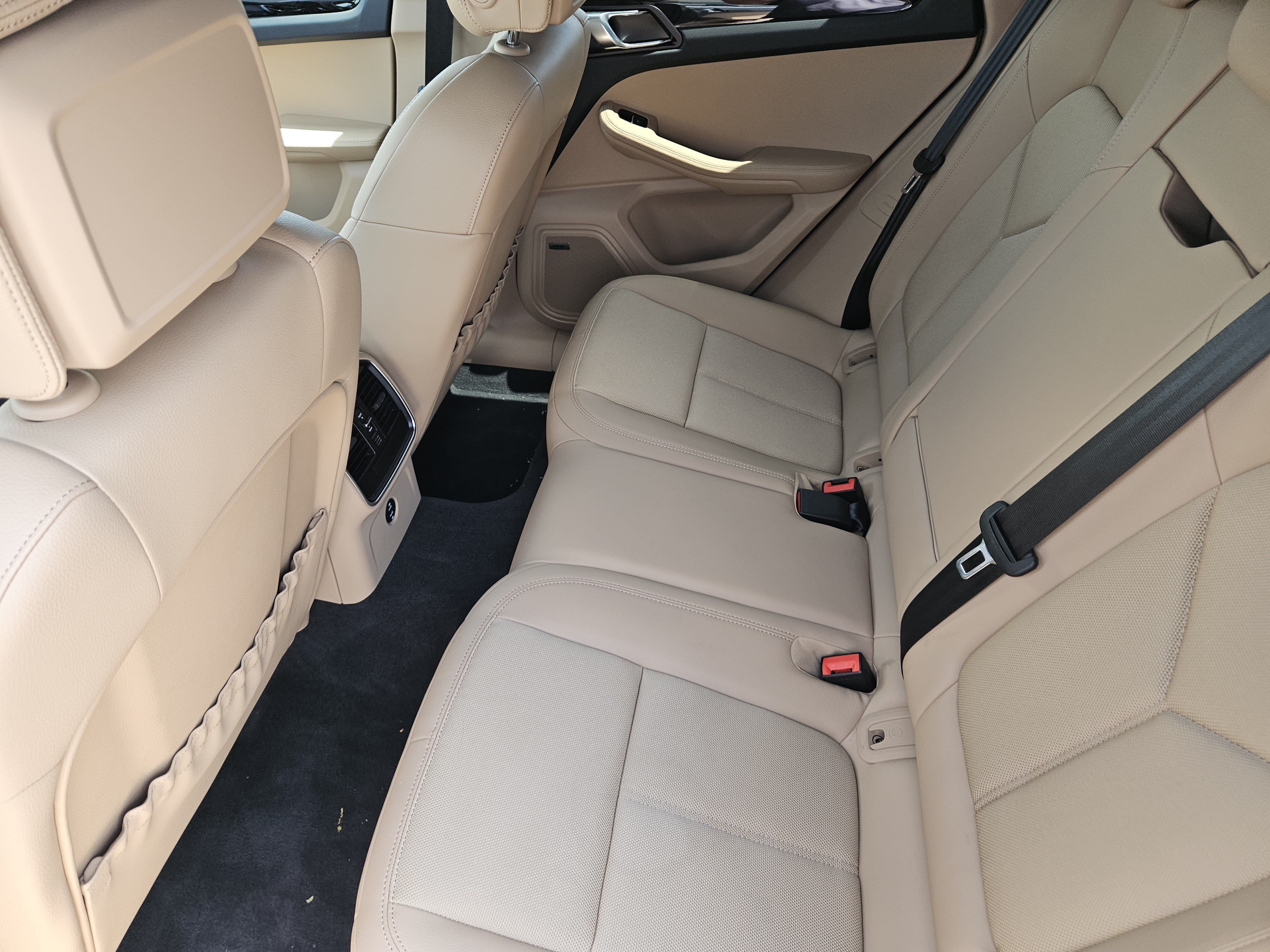 Certified 2026 Porsche Macan AWD/4WD image 29