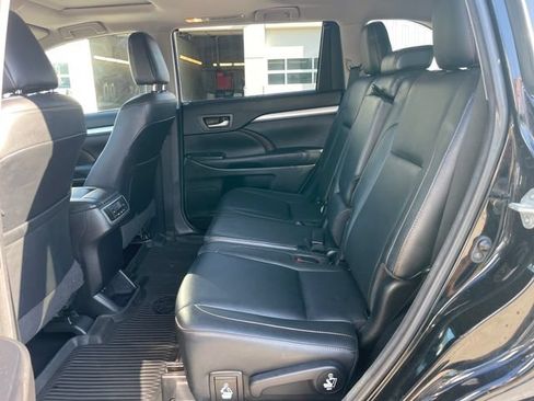 Used 2018 Toyota Highlander XLE AWD/4WD image 29