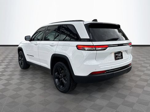 Used 2023 Jeep Grand Cherokee Altitude RWD image 5