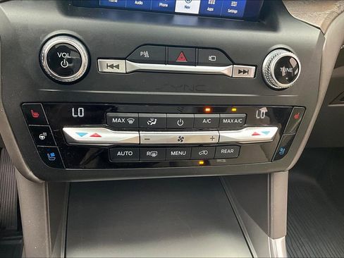 Used 2020 Ford Explorer Platinum w/ Premium Technology Package image 15