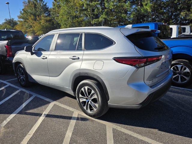 Used 2023 Toyota Highlander XLE FWD image 3