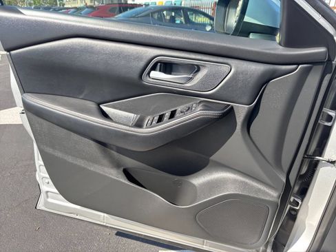 Used 2025 Nissan Rogue SV AWD/4WD image 18