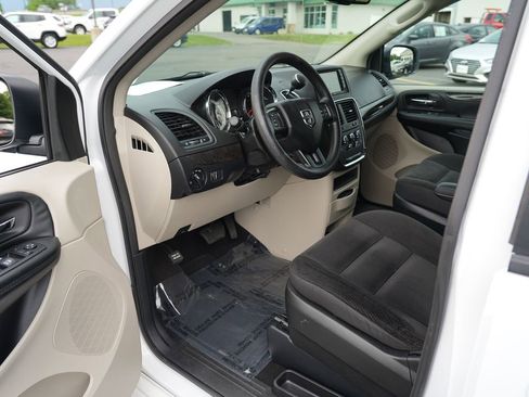 Used 2018 Dodge Grand Caravan SE w/ UConnect Hands-Free Group FWD image 13