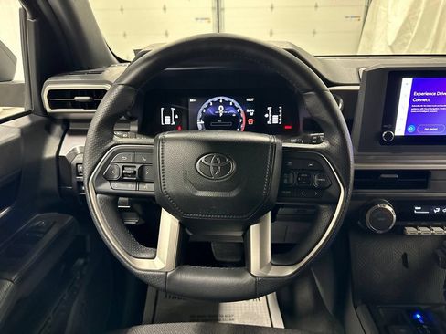 Used 2025 Toyota 4Runner SR5 AWD/4WD image 18