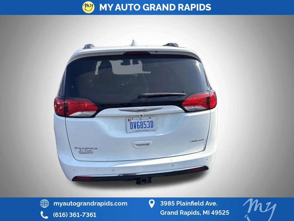 Used 2018 Chrysler Pacifica Limited w/ Tire & Wheel Group FWD image 7
