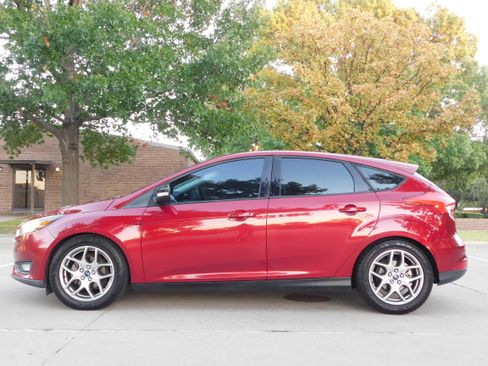 Used 2015 Ford Focus SE w/ Equipment Group 201A image 2