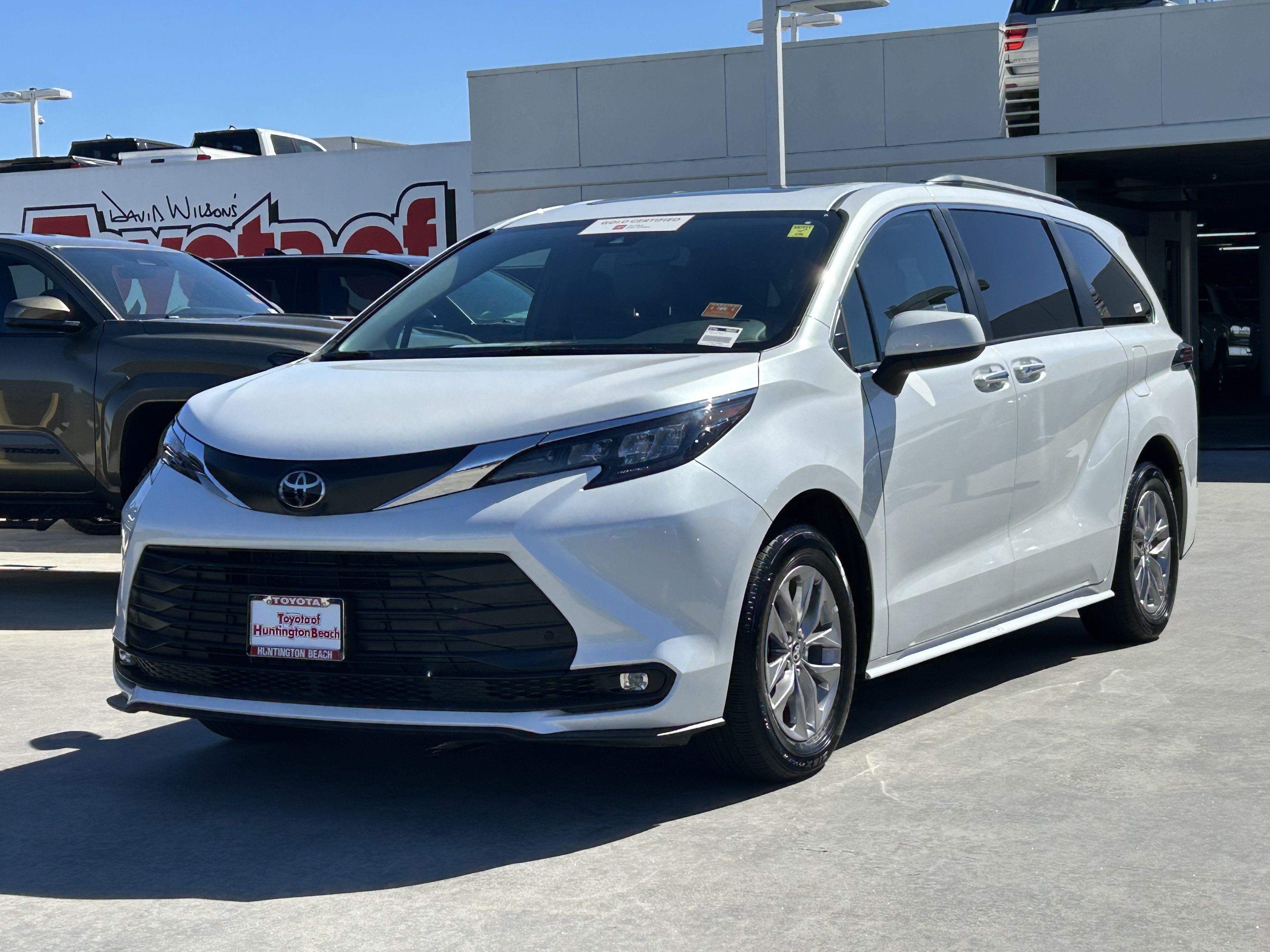 Certified 2026 Toyota Sienna XLE FWD image 6