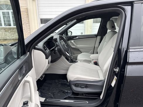 Used 2023 Volkswagen Tiguan SE R-Line image 15