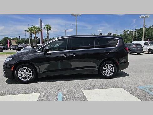 Used 2023 Chrysler Pacifica Touring-L w/ Uconnect Theater Family Group FWD image 25