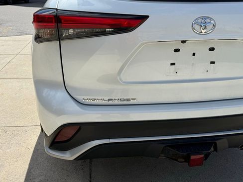 Used 2022 Toyota Highlander XSE AWD/4WD image 15