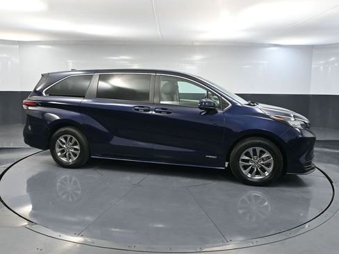 Used 2021 Toyota Sienna LE image 4