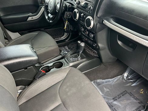 Used 2018 Jeep Wrangler Unlimited Rubicon w/ Connectivity Group AWD/4WD image 17