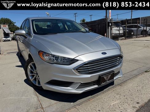 Used 2017 Ford Fusion SE w/ Fusion SE Technology Package FWD image 1