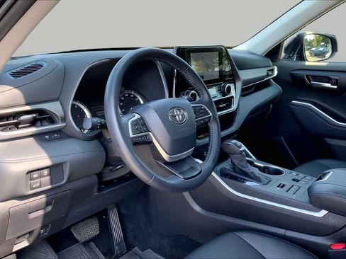 Used 2025 Toyota Highlander XLE AWD/4WD image 18