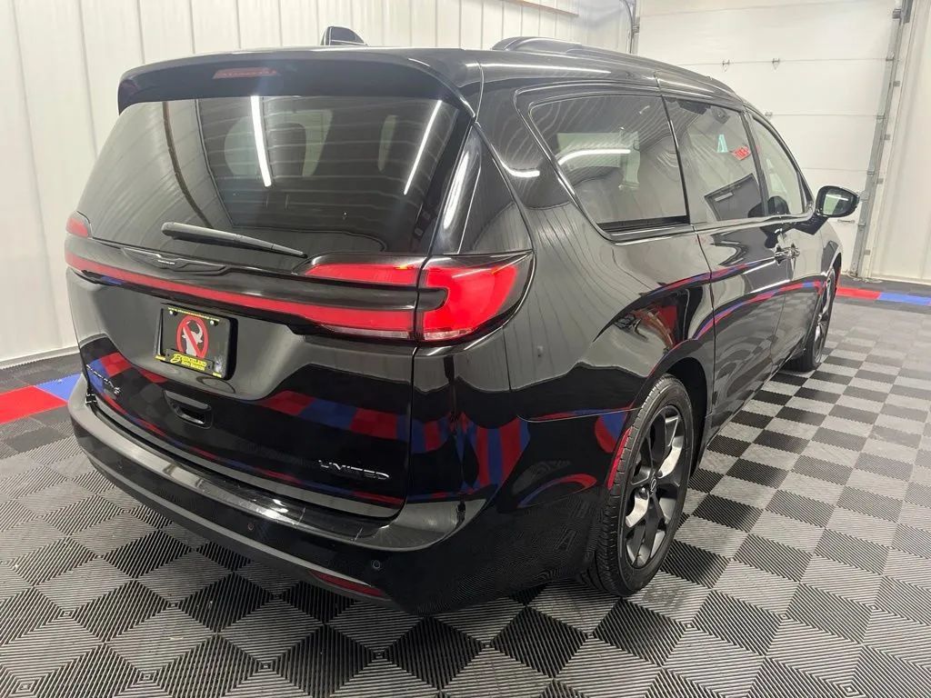 Used 2025 Chrysler Pacifica Limited FWD image 3