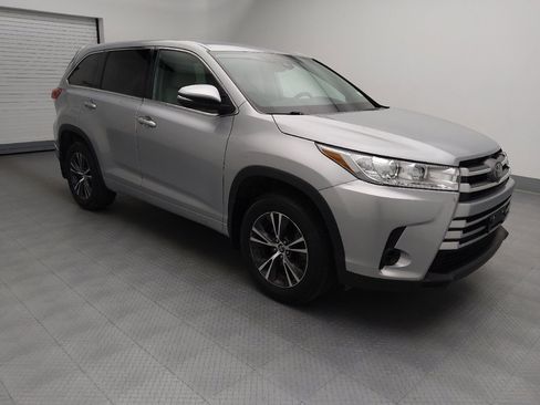 Used 2018 Toyota Highlander LE AWD/4WD image 11