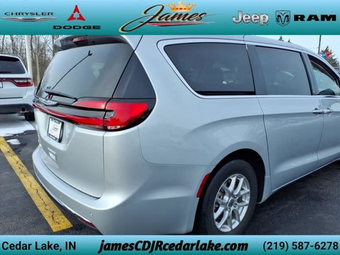 Used 2024 Chrysler Pacifica Touring-L FWD image 5