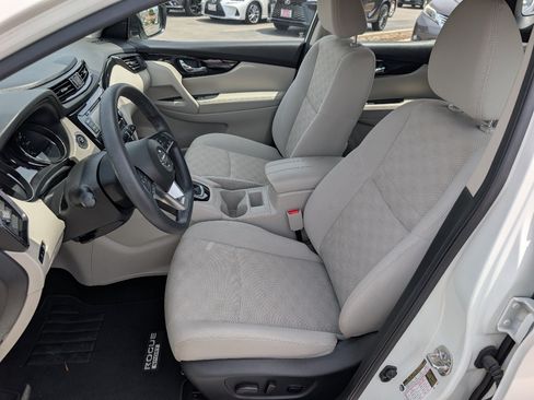 Used 2019 Nissan Rogue Sport SV FWD image 2