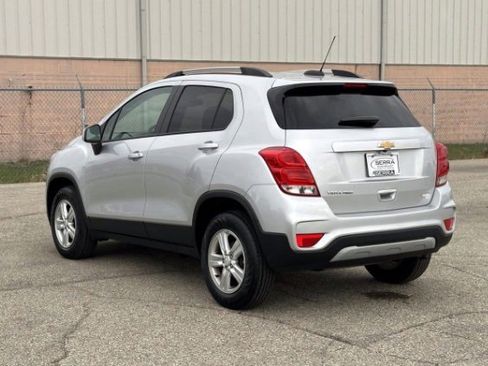 Used 2022 Chevrolet Trax LT w/ LT Convenience Package image 3