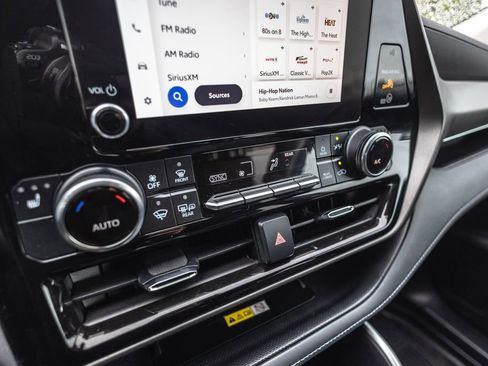 Used 2023 Toyota Highlander XLE image 17