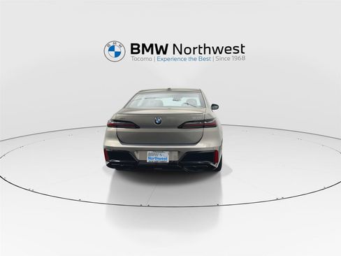Used 2025 BMW 760i xDrive w/ Premium Package AWD/4WD image 2