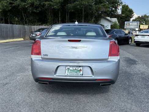 Used 2018 Chrysler 300 Limited w/ Safetytec Plus Group image 4