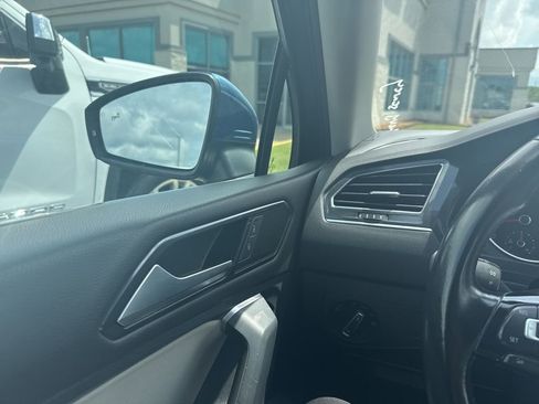 Used 2018 Volkswagen Tiguan SE w/ Panoramic Sunroof Package FWD image 20