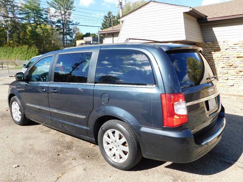 Used 2014 Chrysler Town & Country Touring image 6