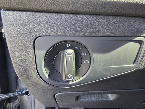 Used 2021 Volkswagen Tiguan SE w/ Panoramic Sunroof Package image 18